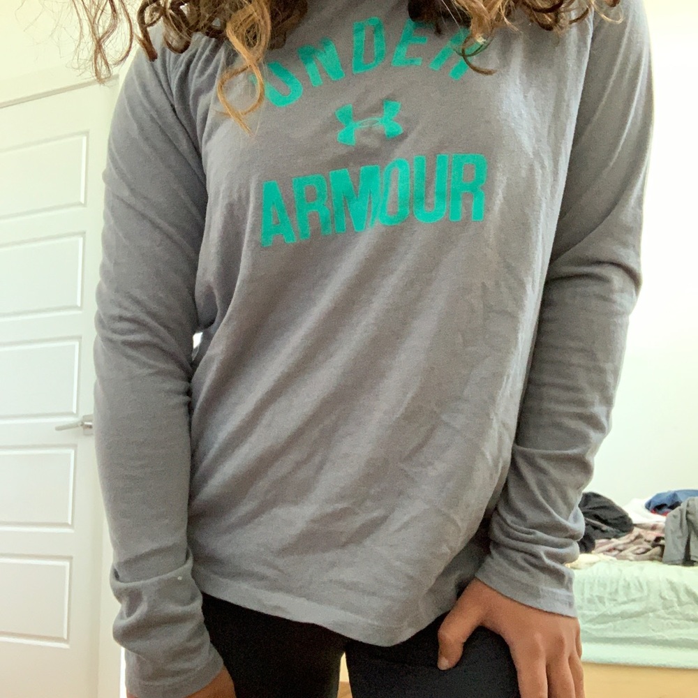 Under armour long sleeve and capri legging bundle